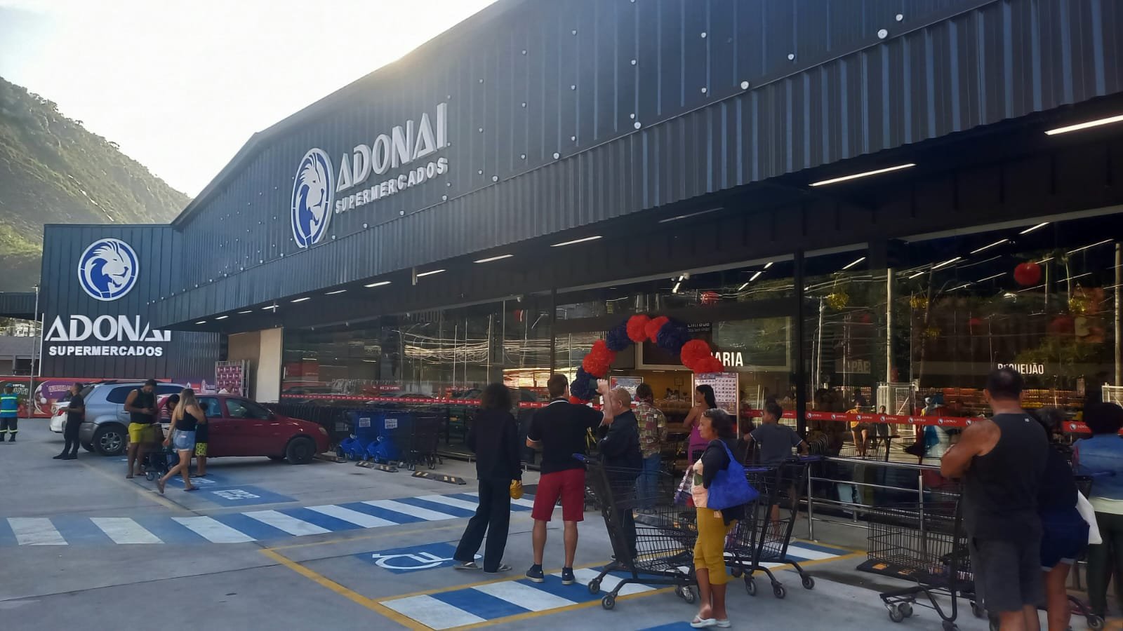 Fachada de uma unidade oficial do Adonai Supermercados